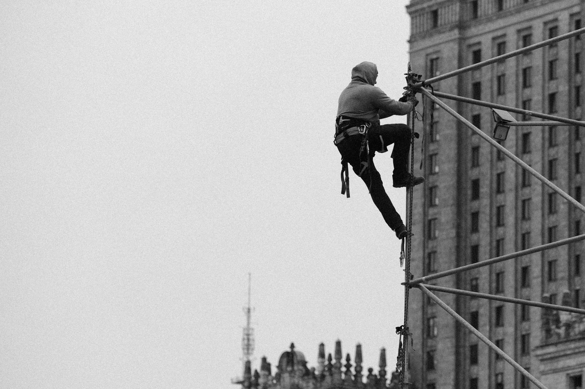 Worker wearing a full body harness on scaffolding