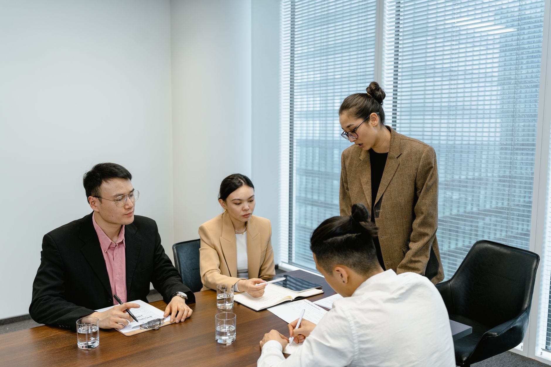 Manager discussing AI data security policy with the team