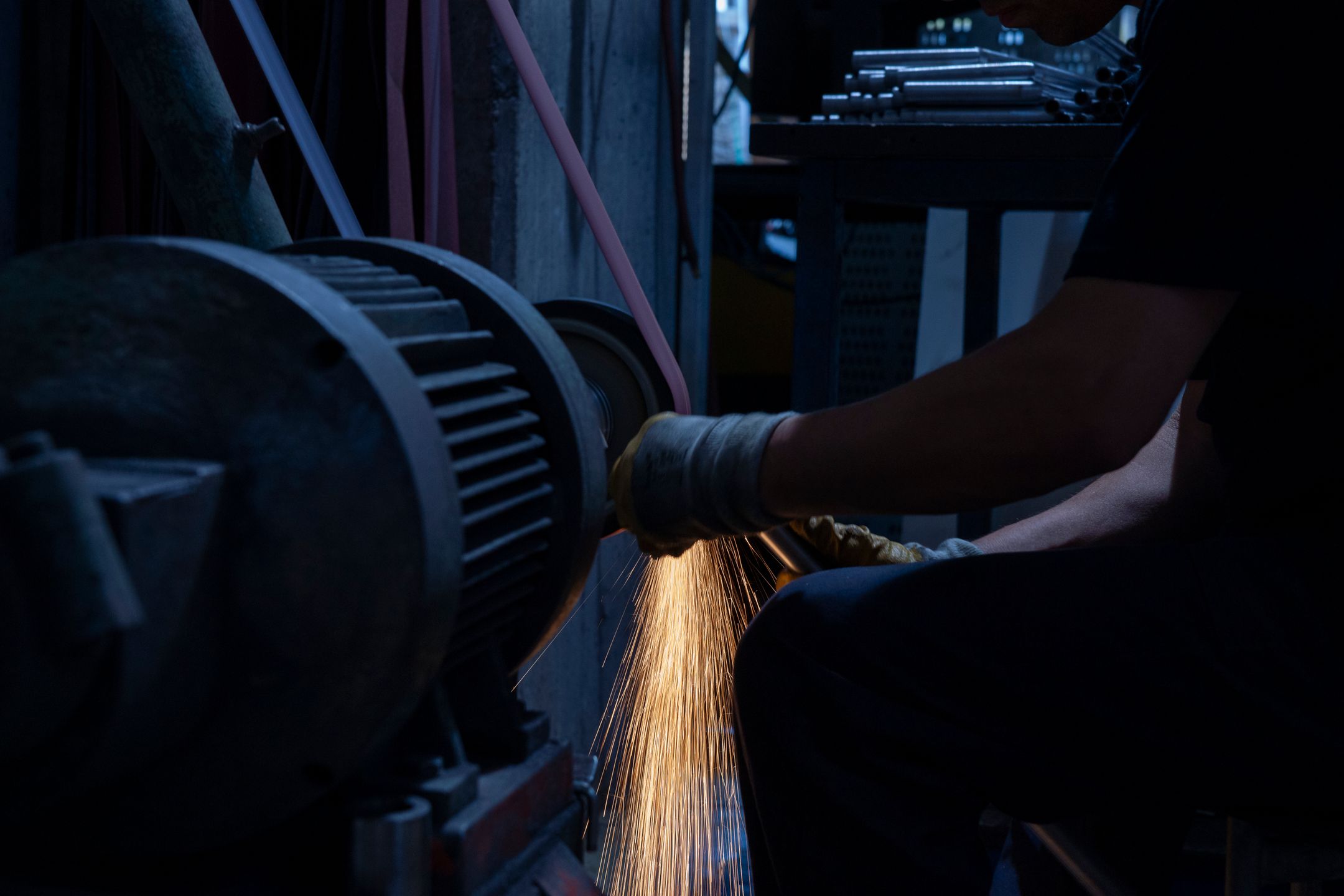Centerless grinding machine in operation
