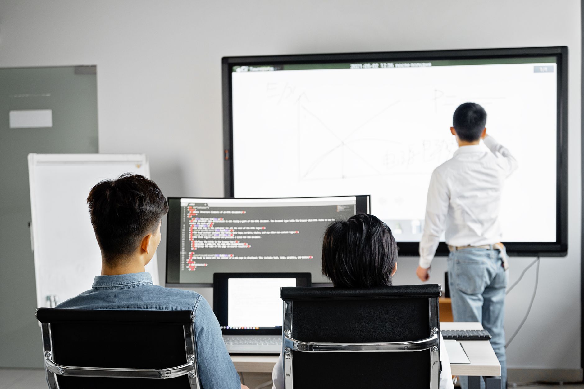 Instructor teaching HMI screen design principles