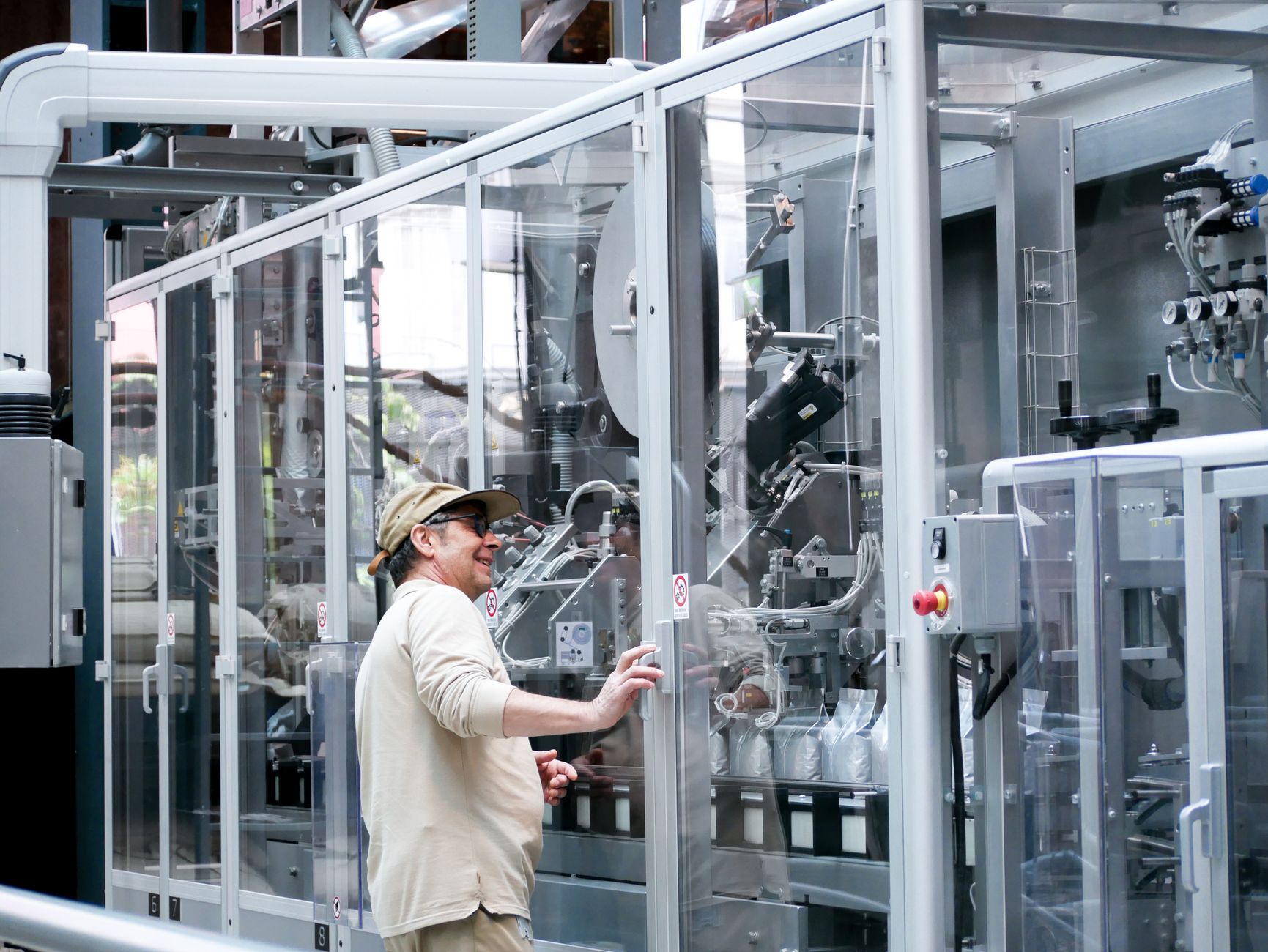 Operator working near a machine equipped with a light curtain