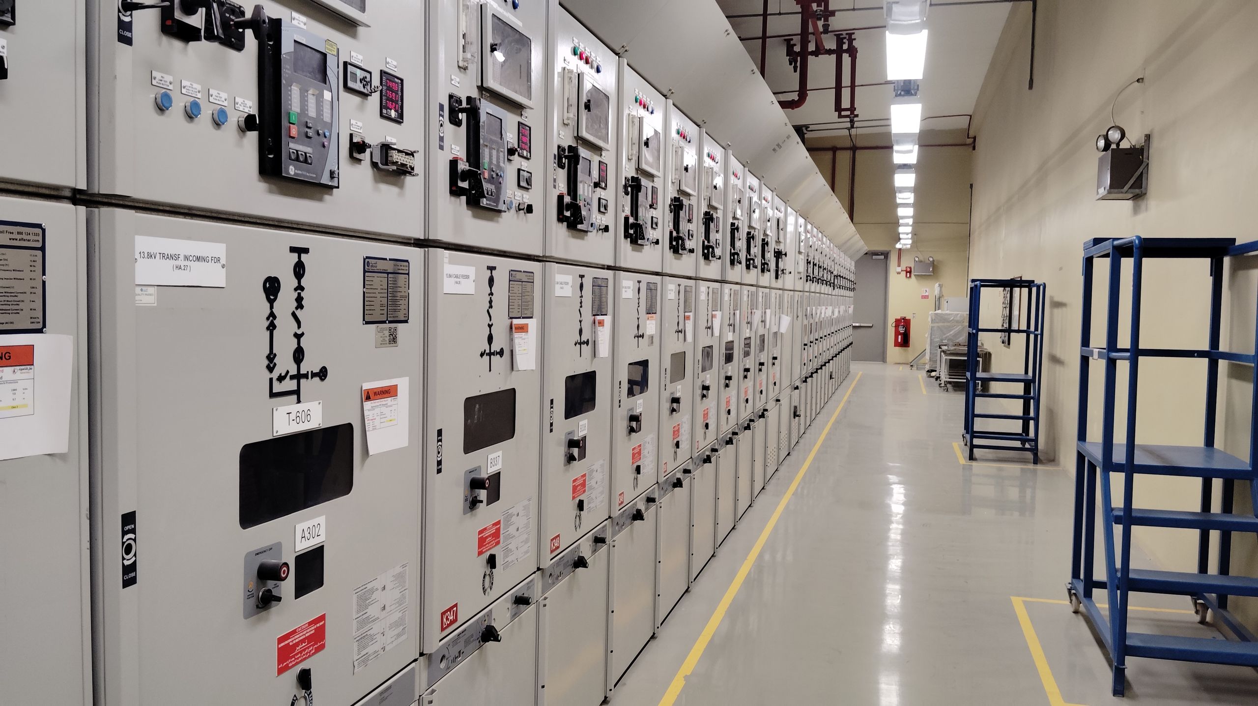 Motor starter wiring in an electrical panel