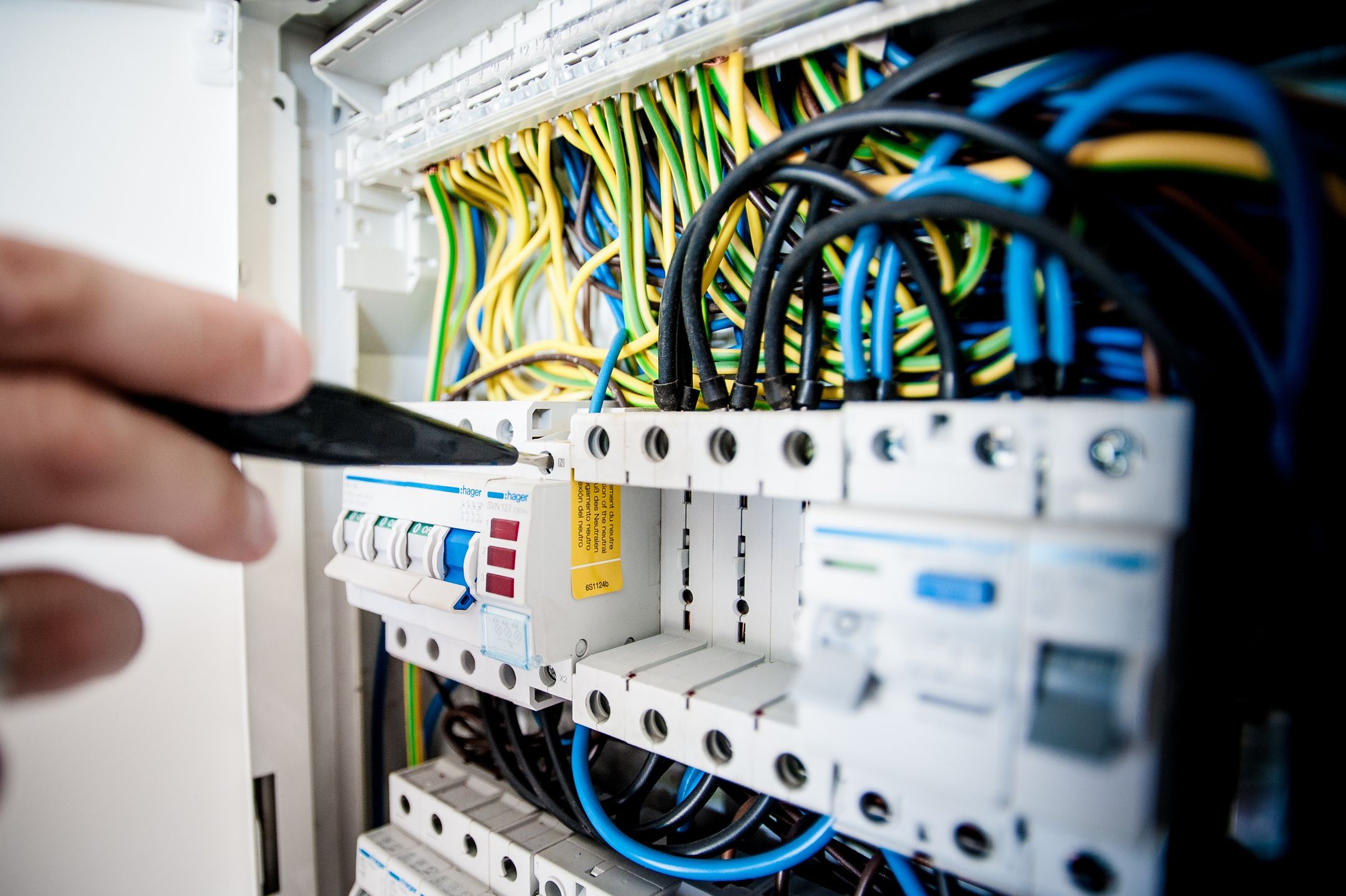 Electrical schematic diagram with relay and contactor symbols