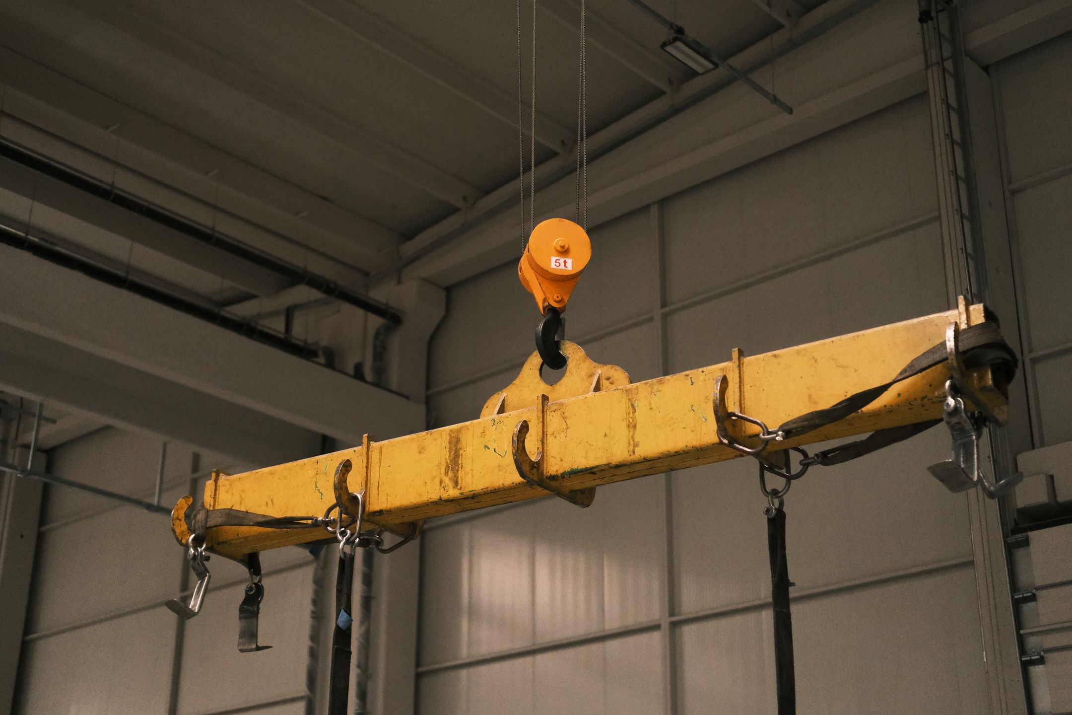 Supervisor inspecting a sling before a lift