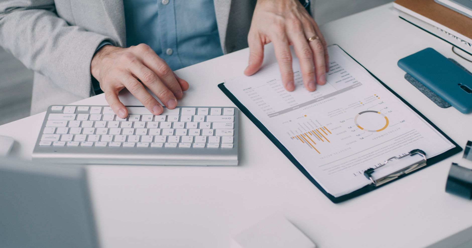 Planner updating a supply chain contingency response document